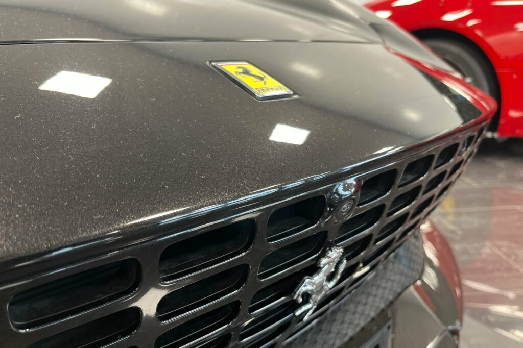 Närbild på framsidan av en Ferrari som Premium bil säljer