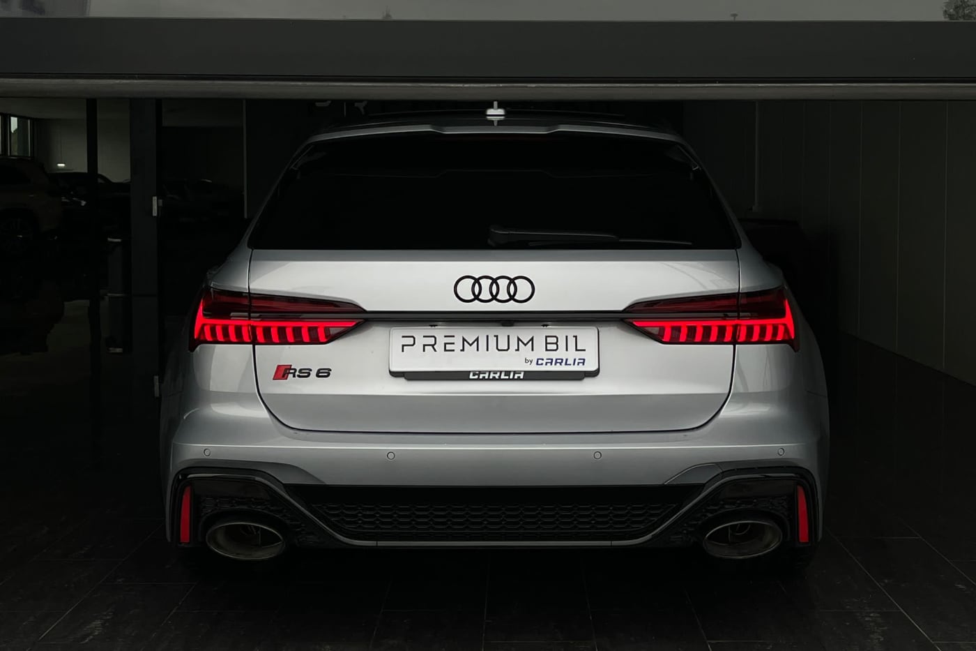 Audi på väg in i bilverkstad hos premium bil
