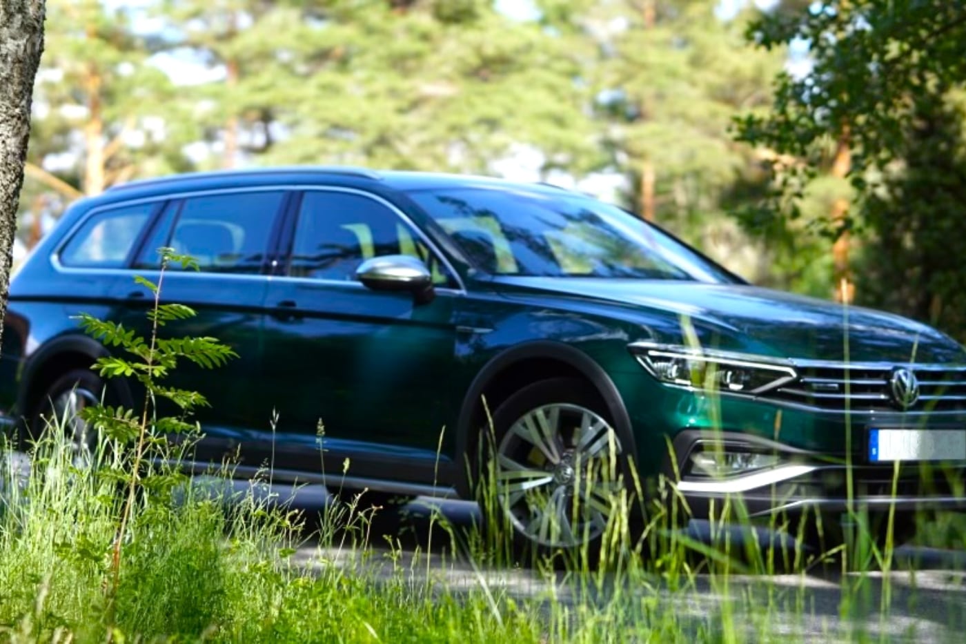 Passat vanlig bil i Uppsala parkerad på landsväg
